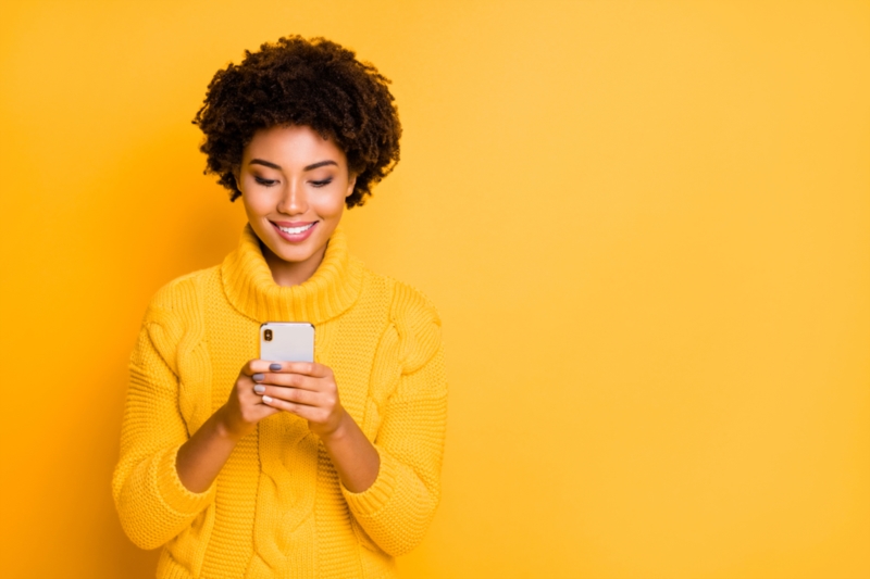 Junge Frau auf ihrem Smartphone
