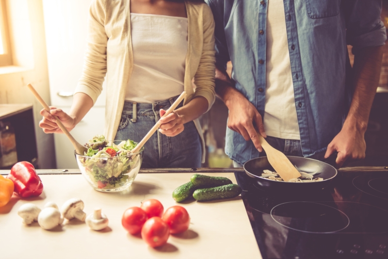 couple en train de cuisiner