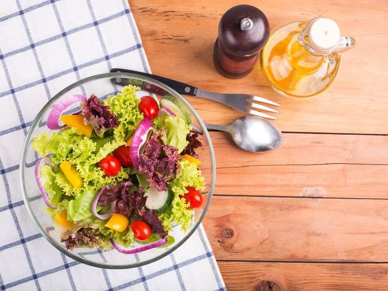 salade buffet froid fruits et légumes en été