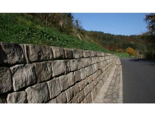 Mur de soutènement en pierre naturelle maçonnerie sèche