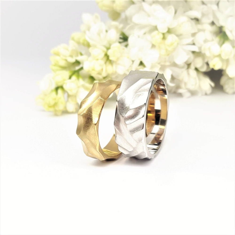 Alliances sur mesure, or jaune 18kt et platine.
