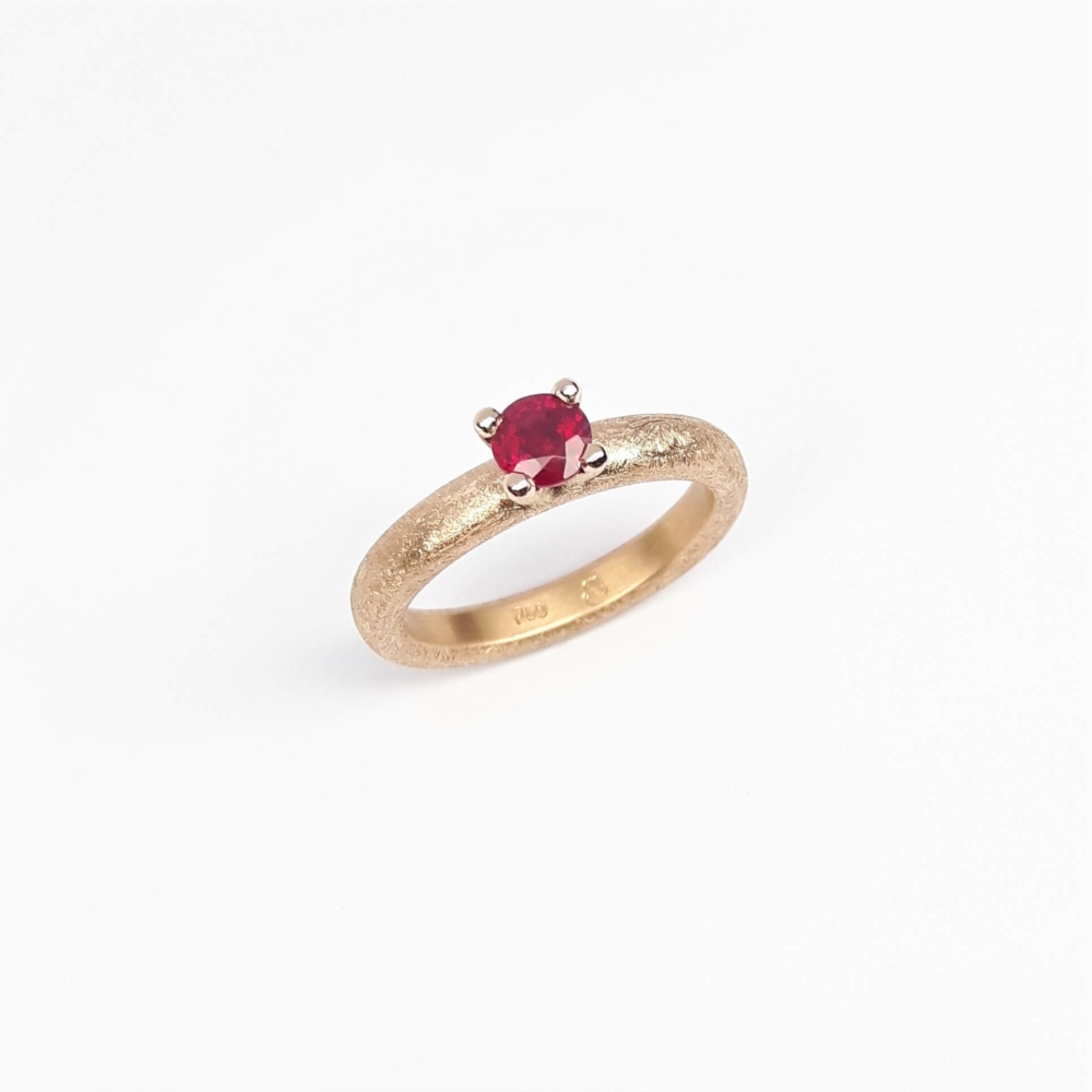 "rubis rubis rubis rubis", bague en or jaune 18kt et rubis. 