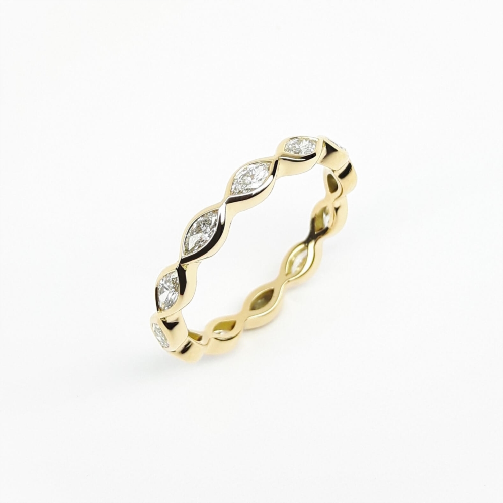 "timeless", bague en or jaune 18kt et diamants 0,64ct total.