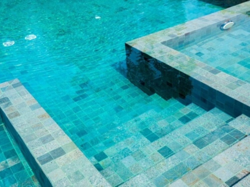Installation de carreaux de piscine