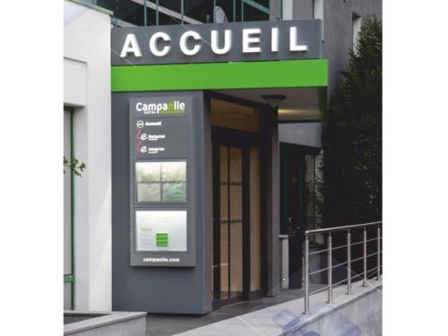 Portails, façades publicitaires et boîtes aux lettres