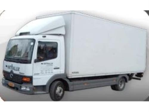 Camion caisse avec élévateur