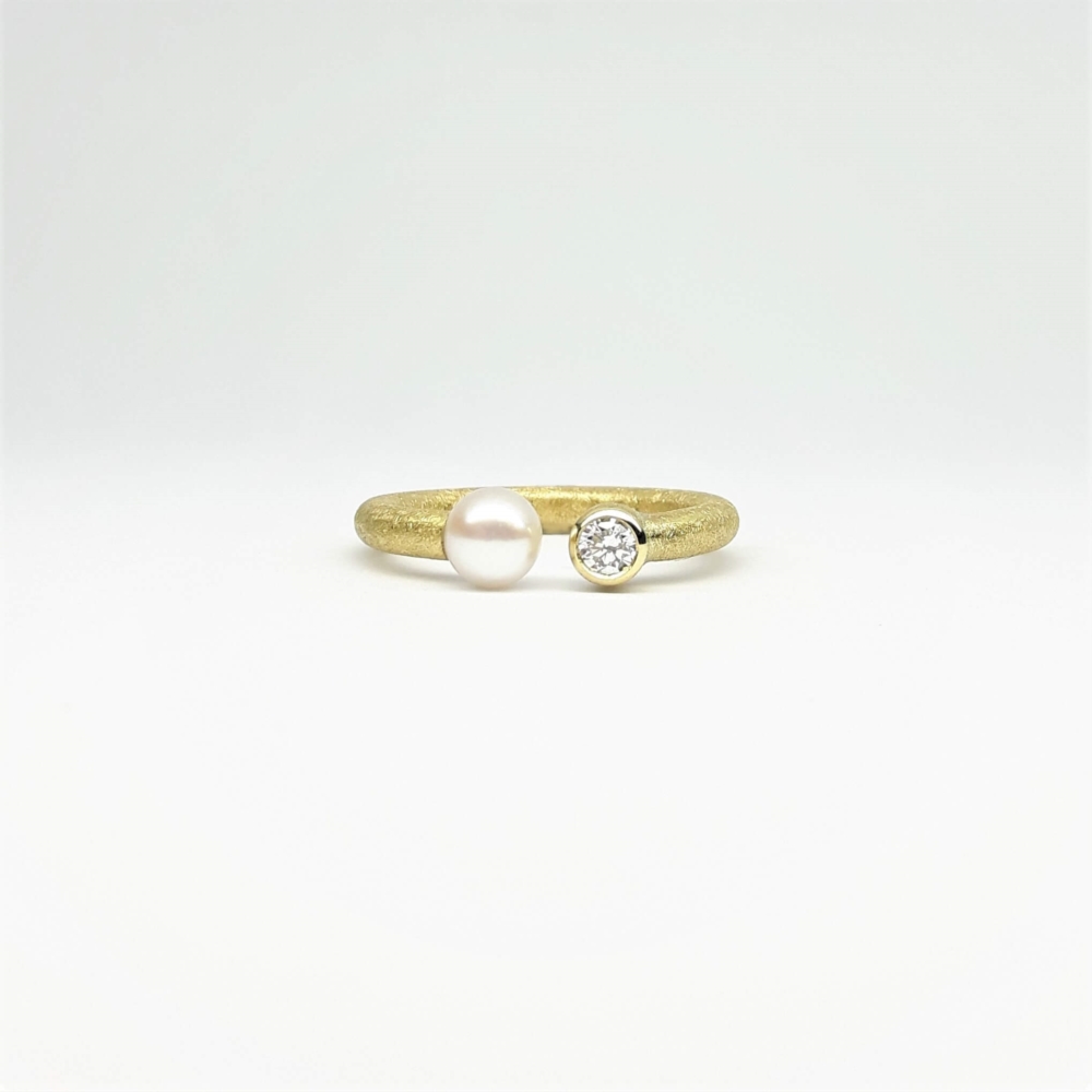 Bague en or jaune 18kt, perle akoya et brillant Ø3mm 0,10ct.