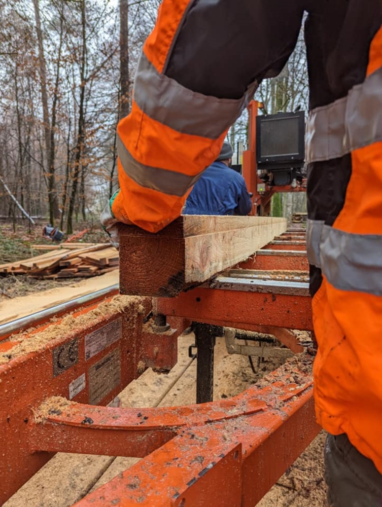 Transformation de la matière première en planches et chevron