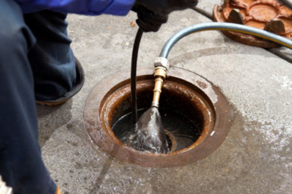 Weber und Söhne: Expertise in Rohrreinigung und Wasserlecksu