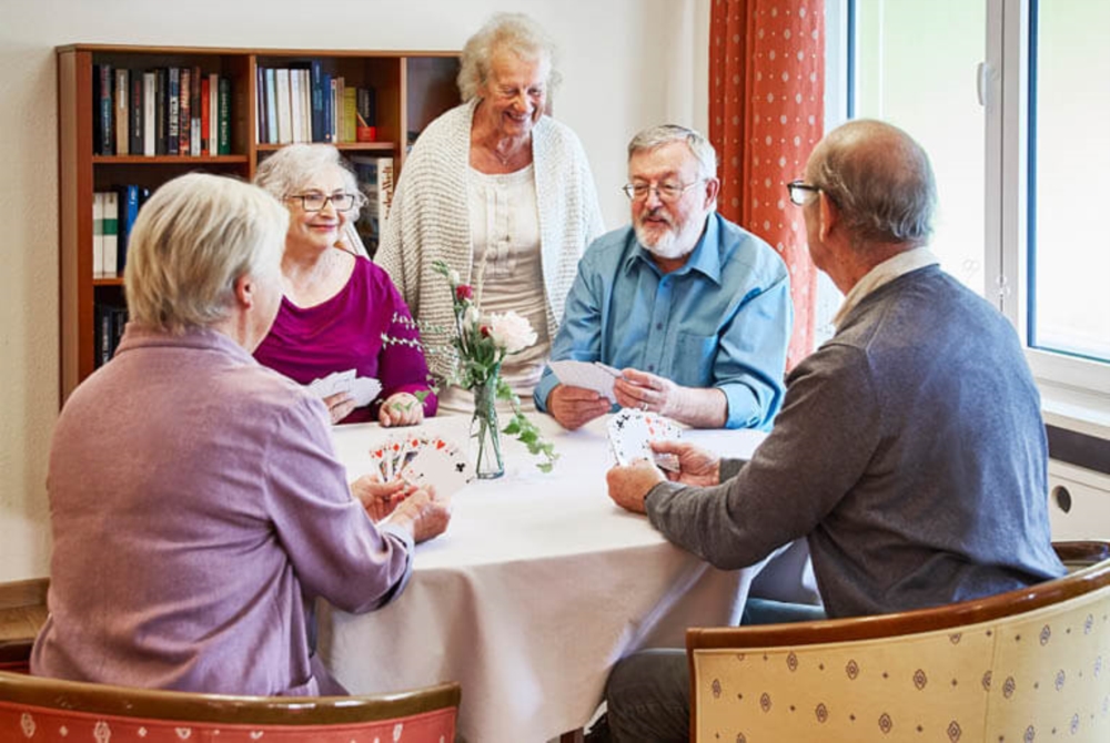 Un salon et une salle à manger climatisés