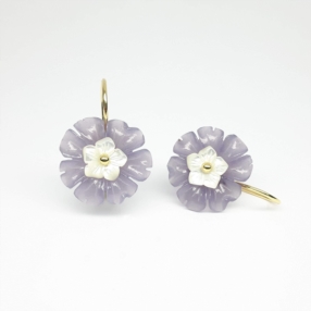 Boucles d’oreilles en or 18kt, fleurs en calcite et nacre.