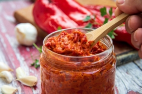 Ajvar, épices et produits traditionnels : cuisinez comme dan