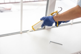 La pose de silicone sur vitre pour une étanchéité parfaite