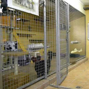 Grandes cages confortables à l'intérieur pour les chats
