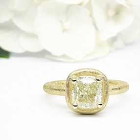 Bague solitaire en or jaune 18kt et diamant coussin 2,00ct.