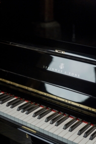 exklusiv Vertriedung fir Steinway & Sons fir Lëtzebuerg