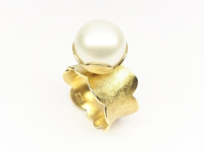 Bague "the big white", or jaune 18kt et perle.